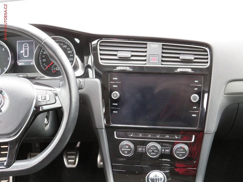 Volkswagen Golf (2018) 2.0TDi, Navi, park.čidla - fotka 11 z 31
