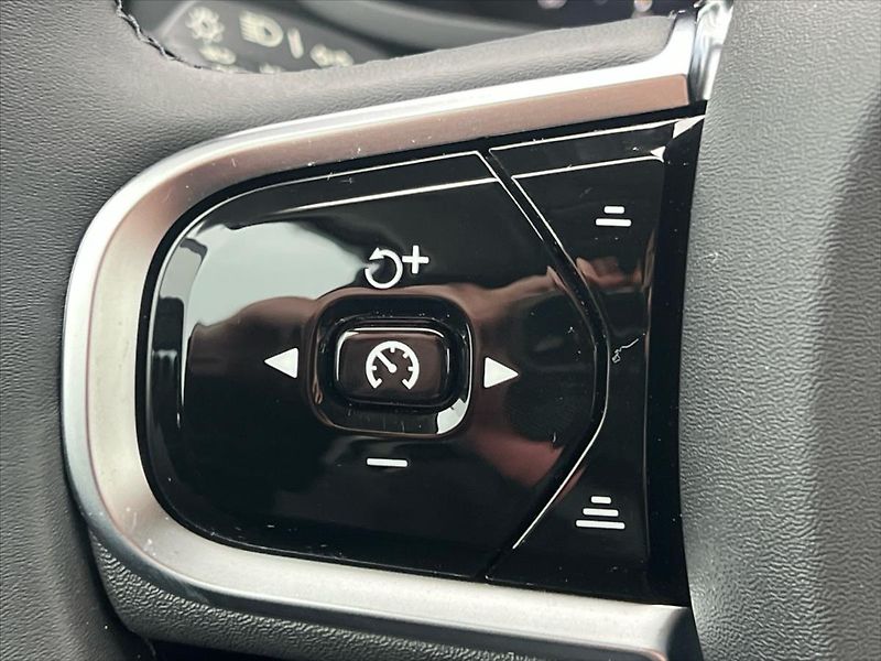 Volvo V60 2,0 145kW FWD PLUS DARK  B4 - fotka 19 z 26