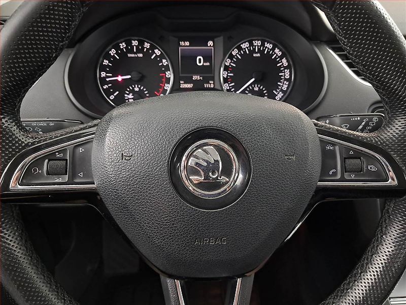 Škoda Octavia (2015) 1.6 TDI, Serv.kniha, Xenony - fotka 16 z 19