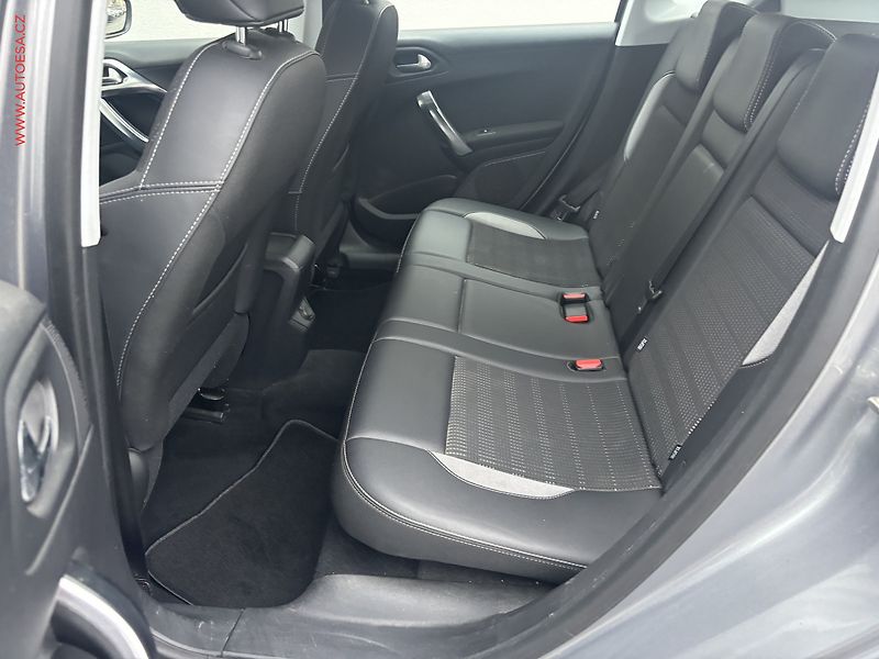 Peugeot 2008 (2015) 1.2 VTi, Allure, AT, navi - fotka 10 z 17
