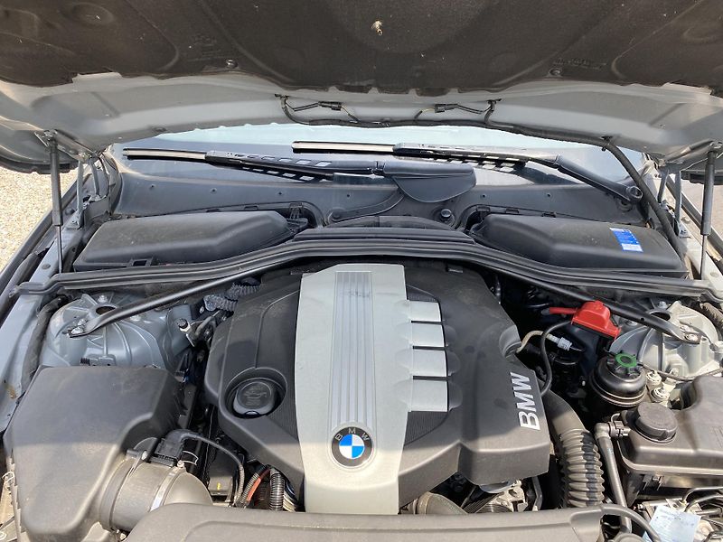 BMW Řada 5 (2008) 2.0D,PLNÝ SERVIS,2SADY ALU - fotka 28 z 52