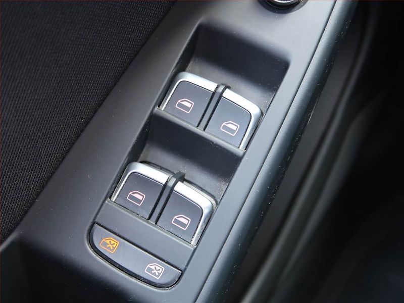 Audi A4 (2012) Ambition 2.0 TDI, Navi, Xenony - fotka 17 z 18