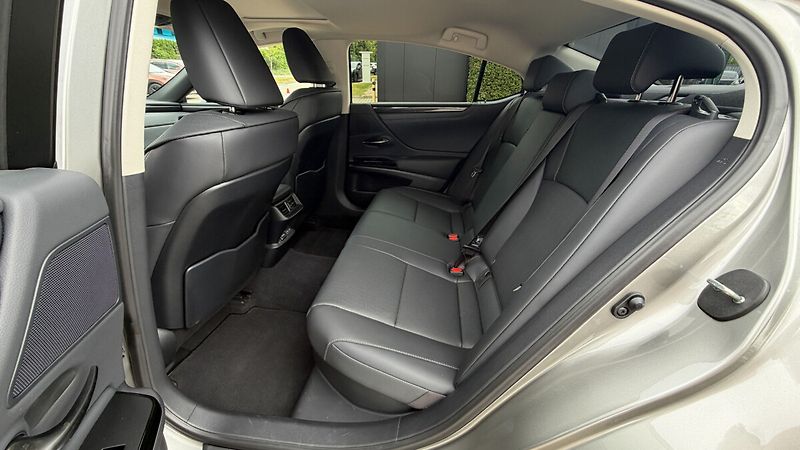 Lexus ES 300h 300H 2,5 HEV BUSINESS EDITION - fotka 13 z 25