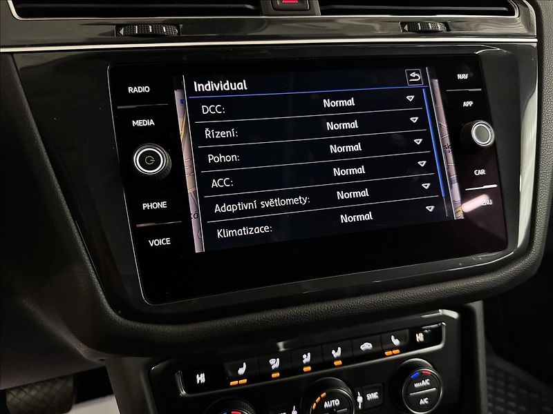 Volkswagen Tiguan Allspace R-LINE 140kW 4M HUD DCC LED - fotka 29 z 52