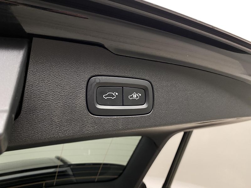 Volvo V60 T8 AWD RECHARGE R-DESIGN AUT - fotka 32 z 52
