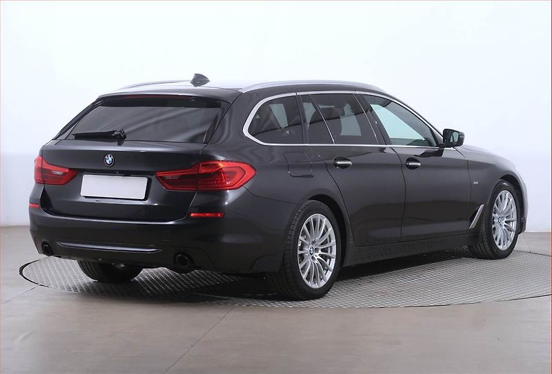 BMW Řada 5 (2017) Sport Line 520d xDrive - fotka 5 z 24