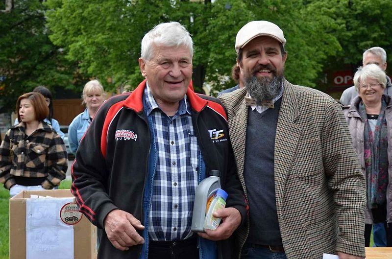 Veteránský závod odstartoval ve Velvarech na náměstí. Cíl byl na náměstí ve Slaném.