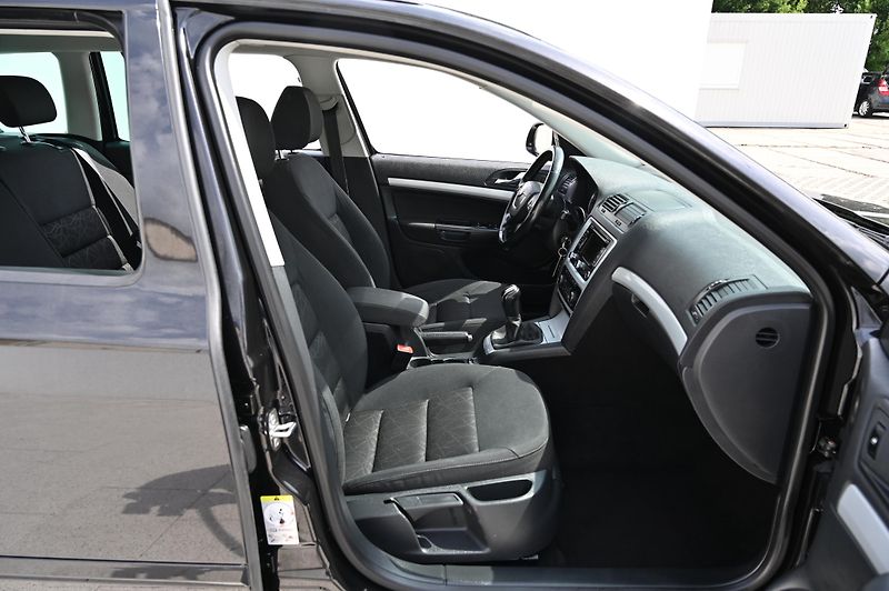Škoda Octavia 2.0TDI 7/2011 Rezervace - fotka 29 z 50