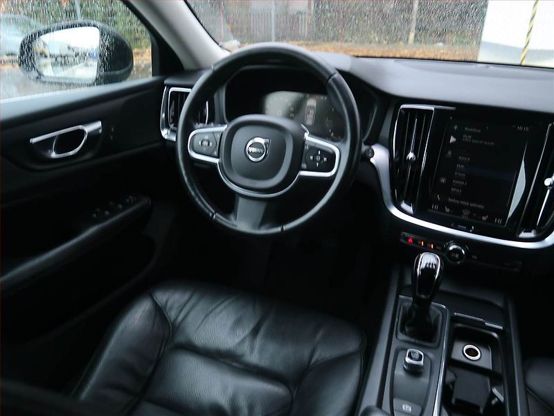 Volvo V60 (2019) D3 2.0, Kůže, Navi, Tempomat - fotka 7 z 18