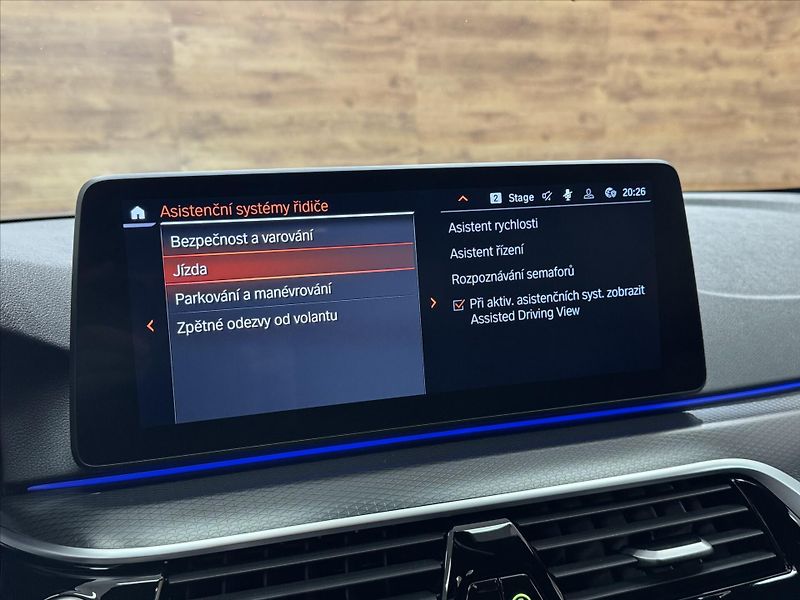 BMW Řada 5 M550i xDRIVE LASER HUD - fotka 18 z 31