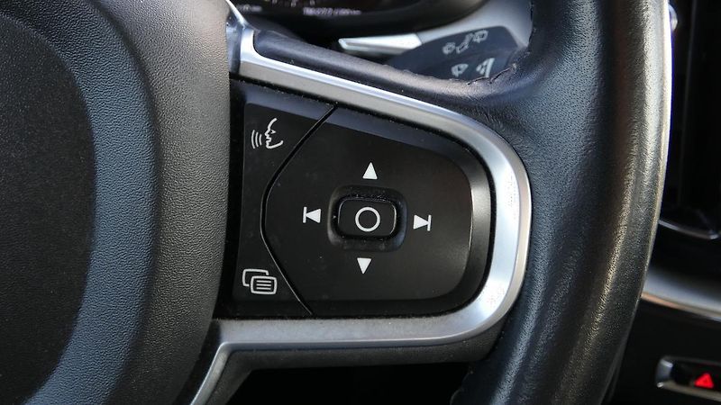 Volvo XC60 D4 Drive-E Momentum AWD - fotka 12 z 21