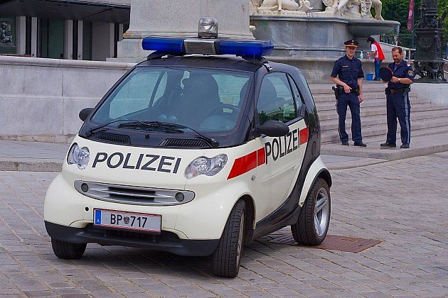 Rakousko u extrémního překročení rychlosti počítá nejen s vysokou pokutou, ale v krajním případě i se zajištěním auta., zdroj: flik - smart police/Wikimedia CC 2.0