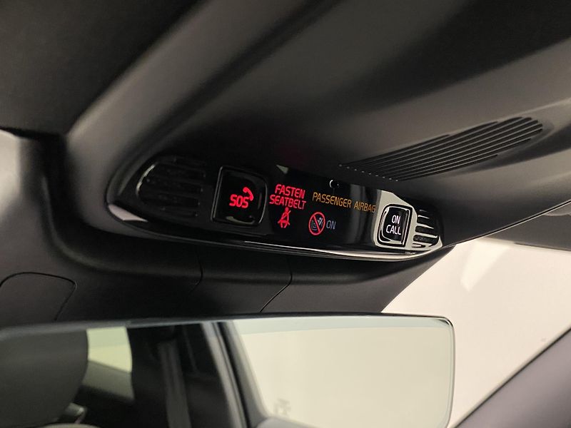 Volvo V60 T8 AWD RECHARGE R-DESIGN AUT - fotka 29 z 52