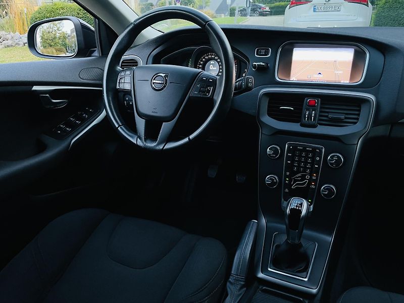Volvo V40 2.0i MANUÁL 1.MAJITEL SENZORY - fotka 23 z 41