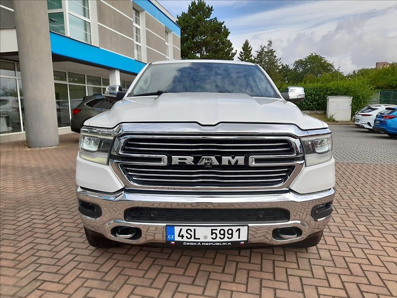RAM 1500 5,7 HEMI LARAMIE 4x4 - fotka 9 z 33