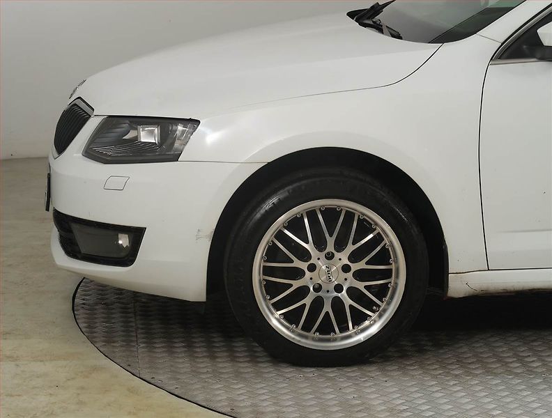 Škoda Octavia (2014) 2.0 TDI 4x4, 4X4, Xenony - fotka 15 z 25