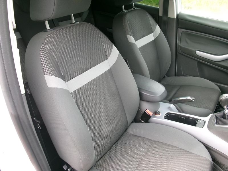 Ford Kuga 2,0TDCi NAVI AC 4x4 - fotka 19 z 27