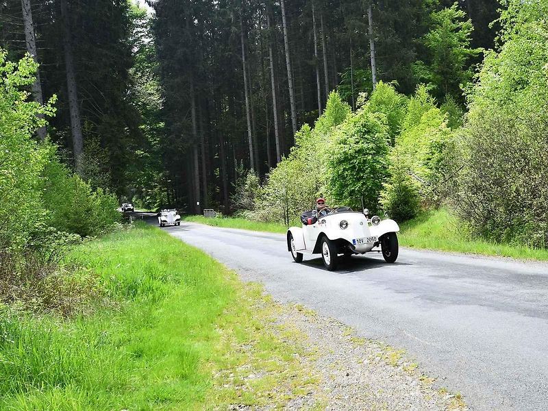 Historická vozidla a motorky projely v sobotu Českým lesem v rámci vyjížďky zvané Po pašeráckých stezkách.