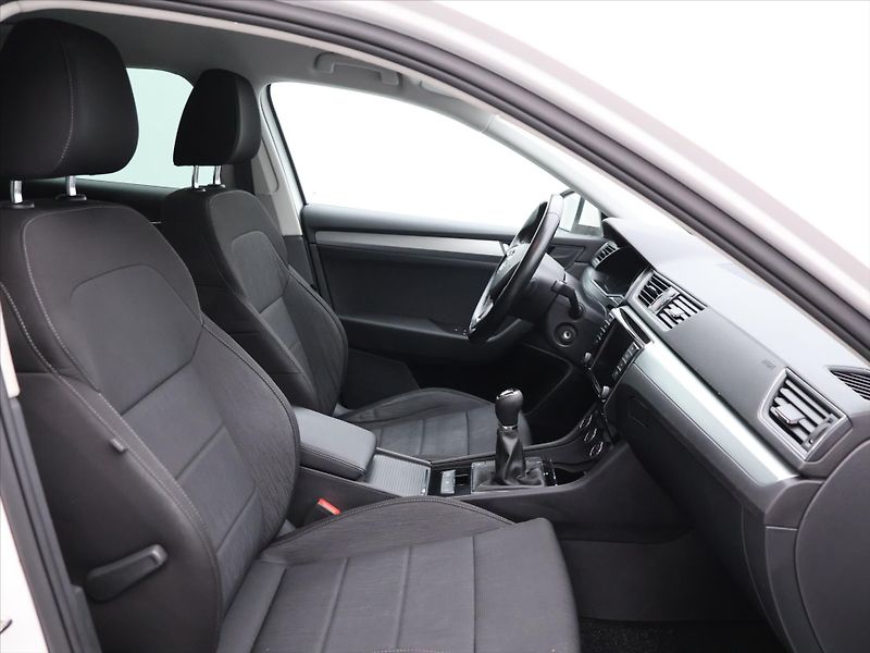 Škoda Superb 1,6 TDI Style 1.maj servis kn. - fotka 12 z 29
