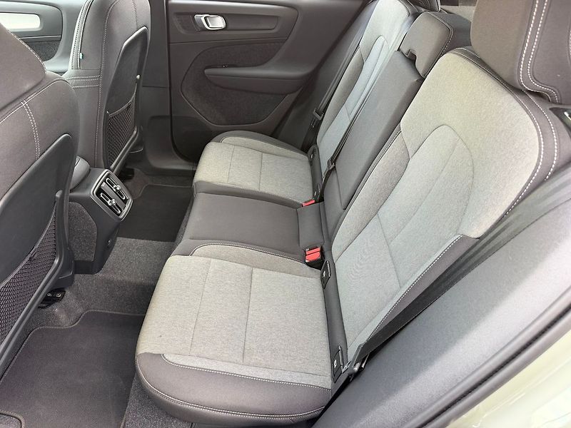 Volvo XC40 PLUS DARK, B3, 360°, PIXEL LED - fotka 14 z 24