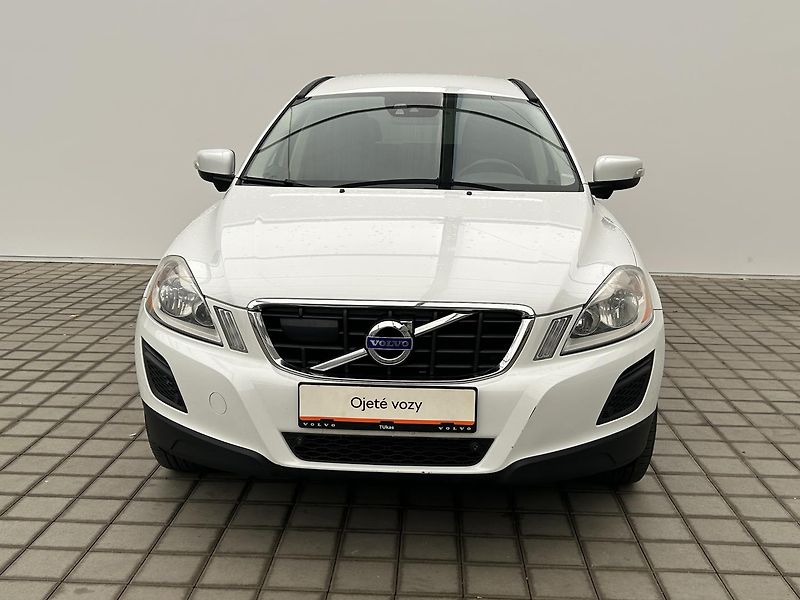 Volvo XC60 2.4 D4 4x4 Momentum - fotka 2 z 25