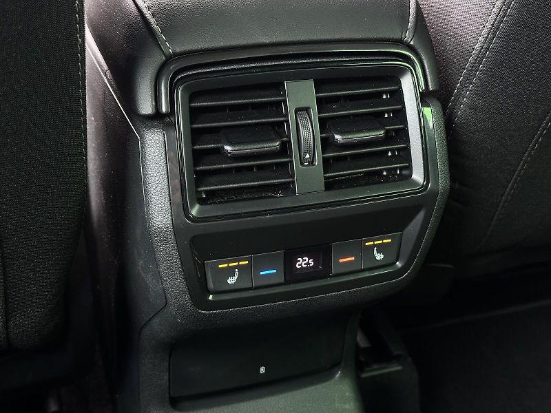 Škoda Karoq 2.0TDi 4x4 DSG 150PS Sportline - fotka 40 z 47