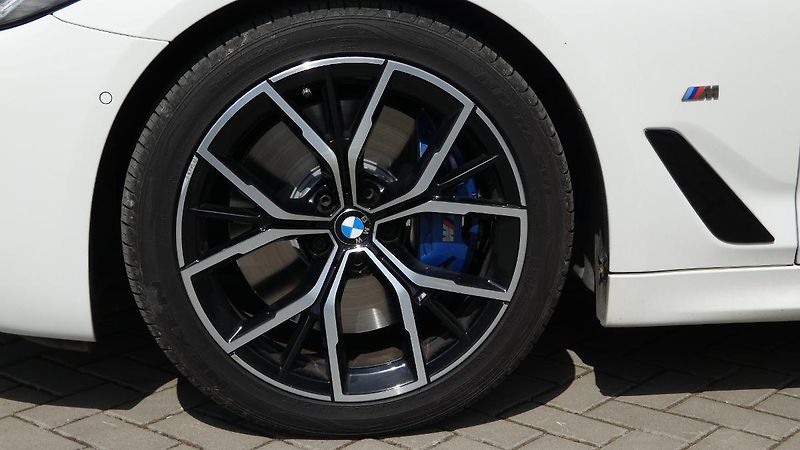 BMW Řada 5 550i xDrive M Sport - fotka 25 z 26