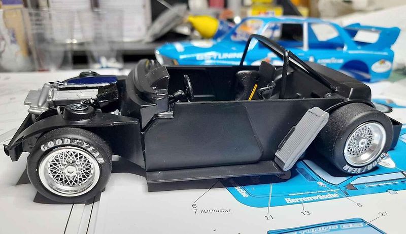 Model vozu BMW 320Gr.5 v měřítku 1:24 od firmy Italeri připomíná tragický osud talentovaného rakouského závodníka.