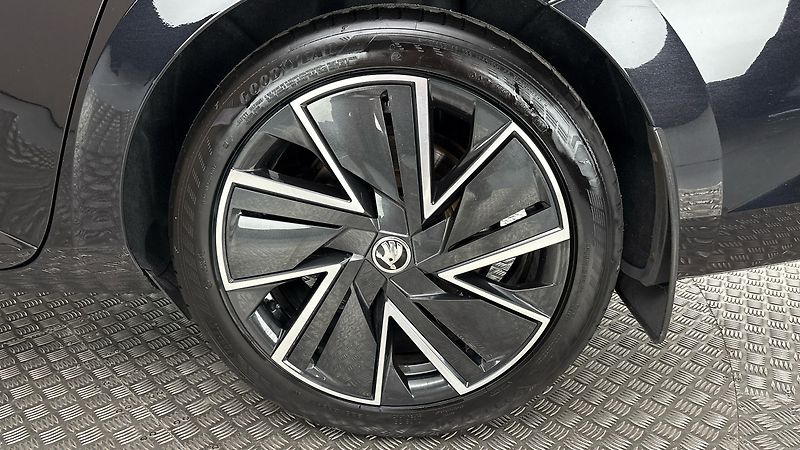 Škoda Superb 2.0 TSI DSG Sportline Combi - fotka 19 z 33