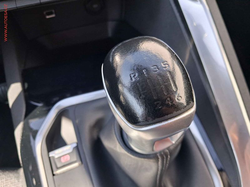 Peugeot 5008 (2017) 1.2 PT, Allure, navi, kamera - fotka 12 z 20