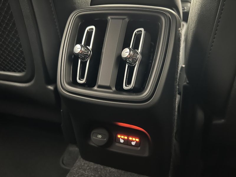 Volvo XC40 (2026) B3 BLACK EDITION PLUS AUT - fotka 43 z 43