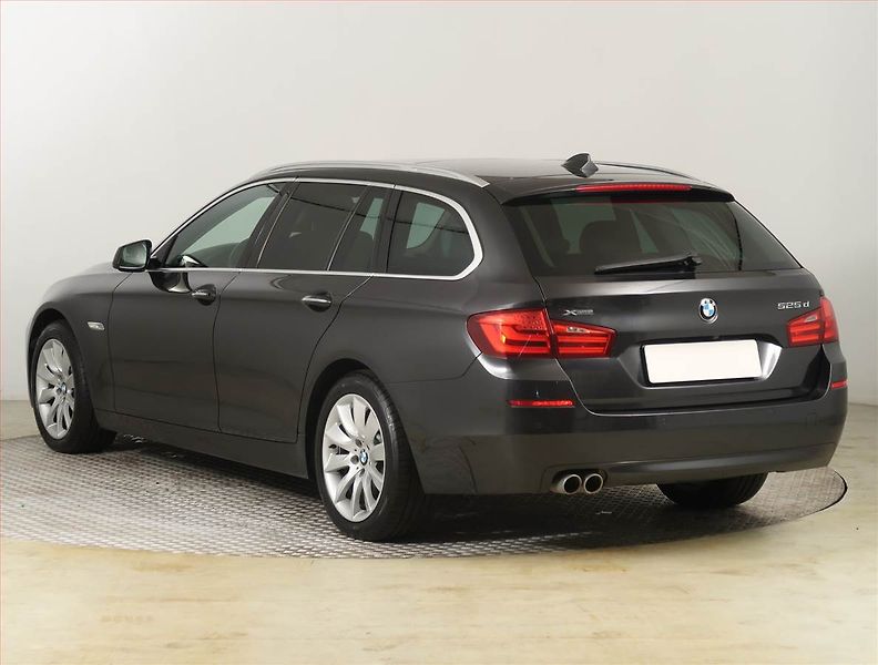 BMW Řada 5 (2013) 525d xDrive, 4X4, Automat - fotka 4 z 26