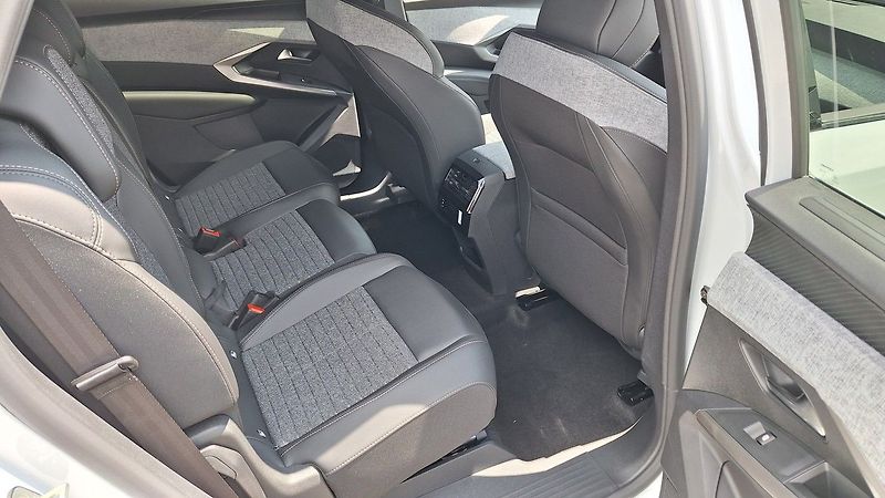 Peugeot 5008 (2025) ALLURE Hybrid 145 e-DCS6 - fotka 19 z 21