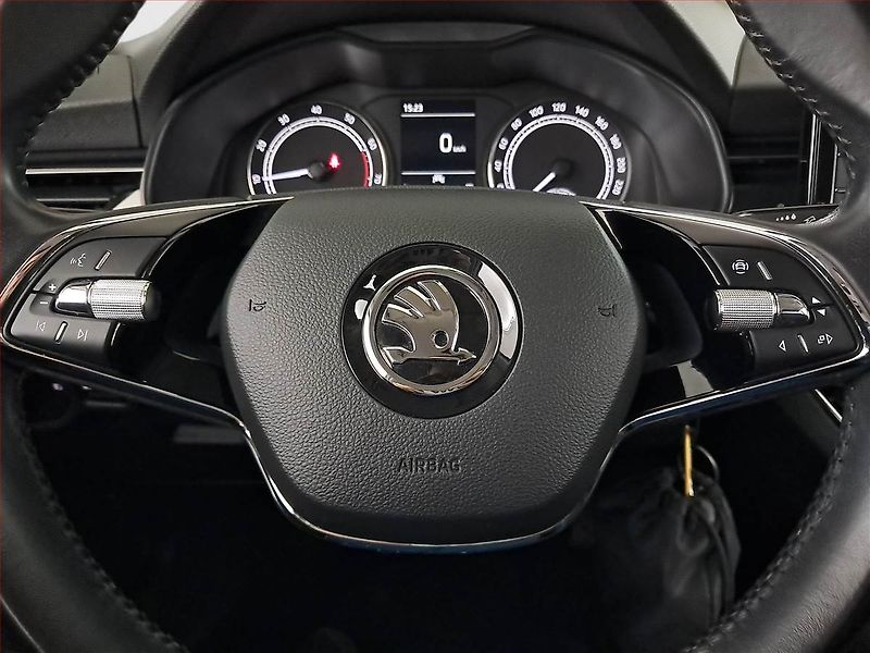 Škoda Scala (2020) 1.0 TSI, Tempomat - fotka 16 z 19