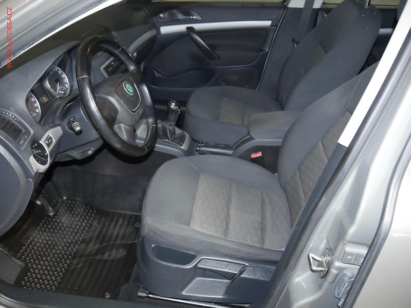 Škoda Octavia (2012) 1.6 TDI, ČR, AC, TZ, temp - fotka 9 z 17