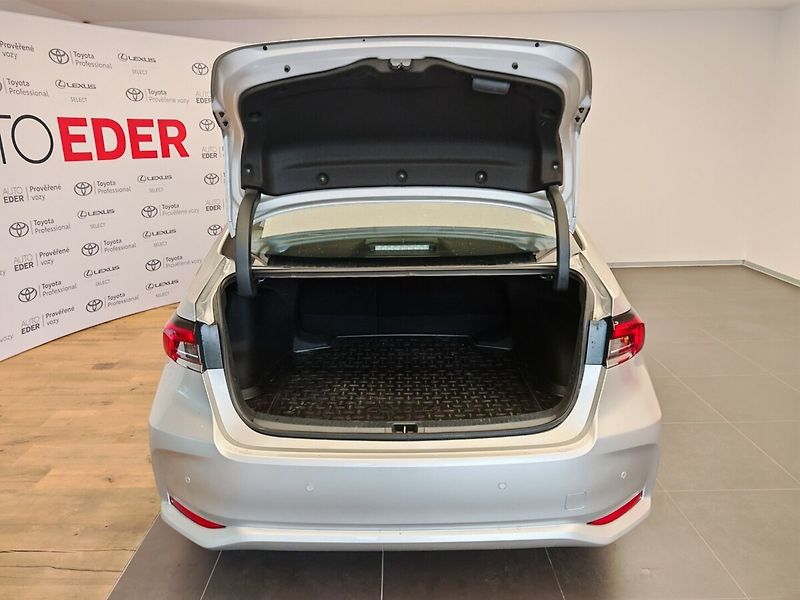 Toyota Corolla 1.8 Hybrid Comfort e-CVT sedan - fotka 8 z 36