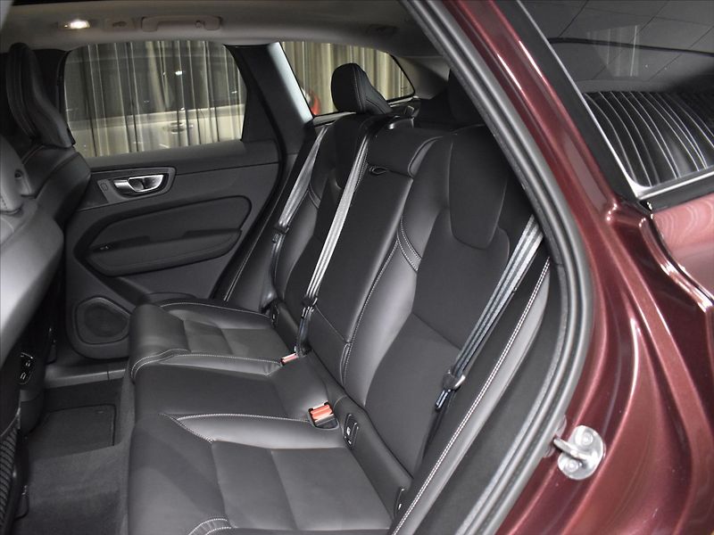 Volvo XC60 2,0 B5 AWD Ultra Pano,vzduch - fotka 9 z 22