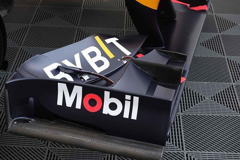Monopost Red Bull RB7 v akci v Praze