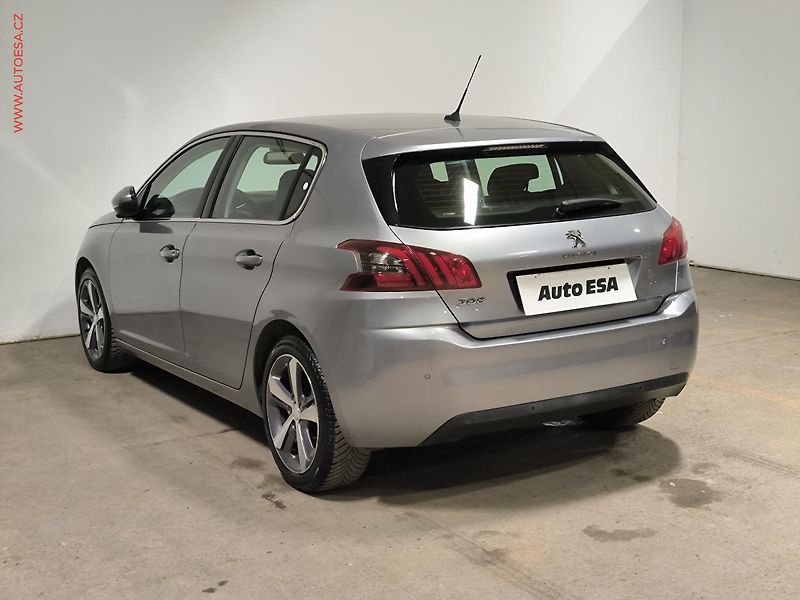Peugeot 308 (2018) 1.2PT, Allure, navi - fotka 4 z 17