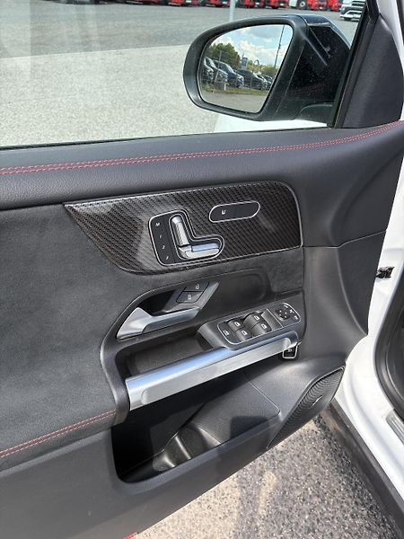 Mercedes-Benz GLB (2025) 200d 4MATIC - fotka 12 z 15