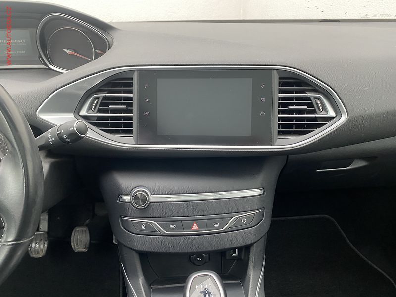 Peugeot 308 (2020) 1.2 PT, Allure, navi, panor - fotka 12 z 18