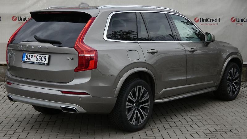 Volvo XC90 B6 AWD Momentum Pro Auto - fotka 3 z 27