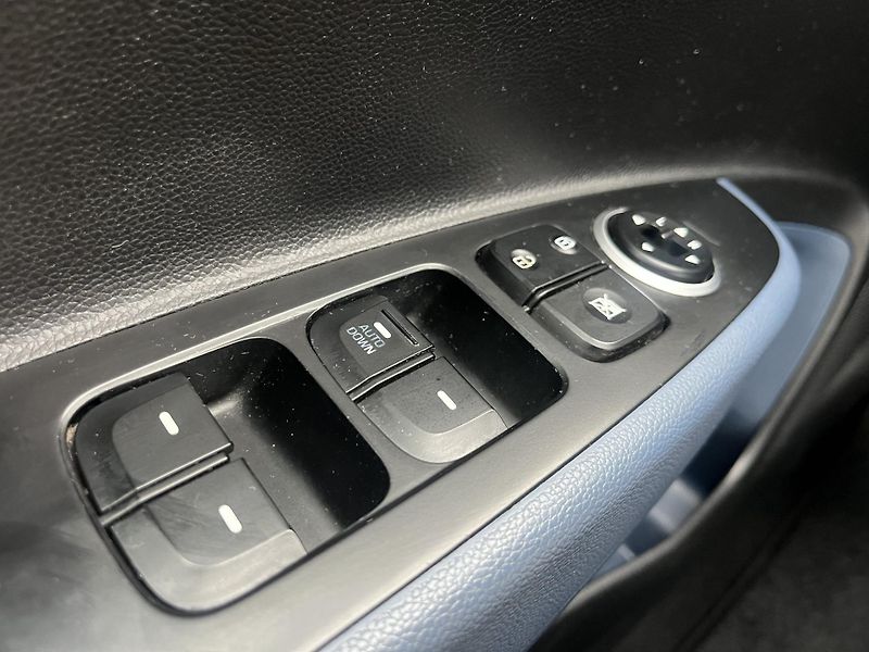 Hyundai i10 (2015) 1.0i 49kw, REZERVACE - fotka 25 z 28