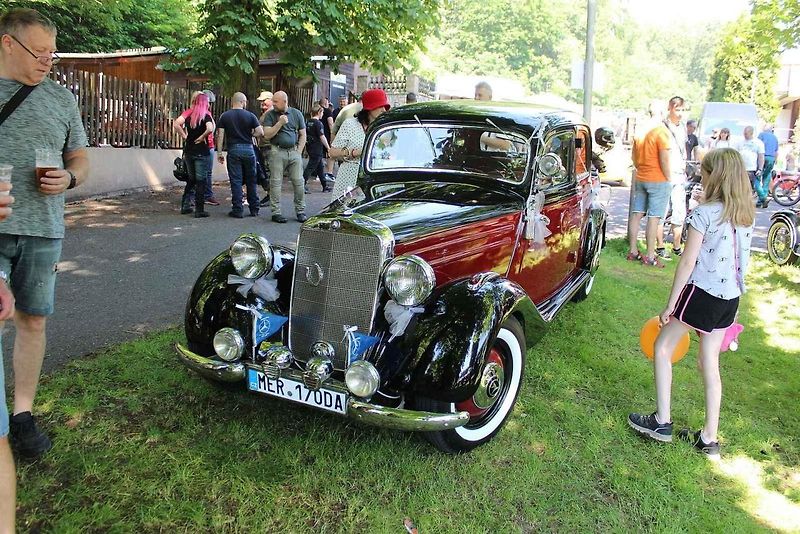 V Litvínově se uskutečnil již osmý sraz historických vozidel. Letos na něj poprvé přijel legendární jezdec z Dakaru a někdejší závodník ve Formuli Easter Jiří Moskal. Na snímku je v rozhovoru s jedním z návštěvníků.