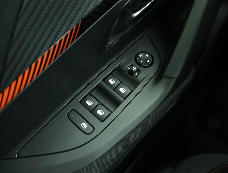 Peugeot 2008 (2023) Active Pack 50 kWh, SoH 97% - fotka 16 z 18