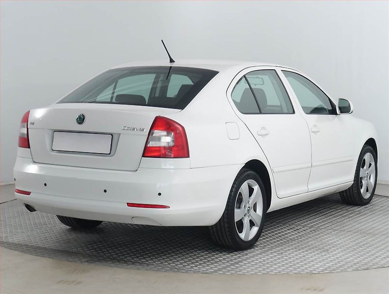 Škoda Octavia (2011) Ambiente 1.6 TDI, Tempomat - fotka 5 z 15