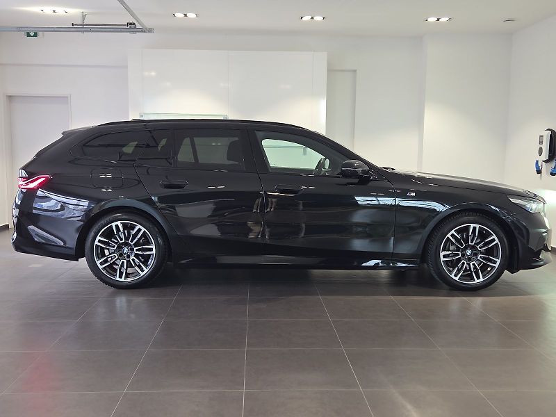 BMW Řada 5 (2024) 540d xDrive Touring M Sport - fotka 7 z 15