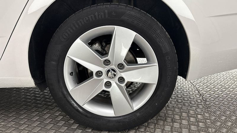 Škoda Octavia 1.6 TDI Ambition Combi - fotka 19 z 23