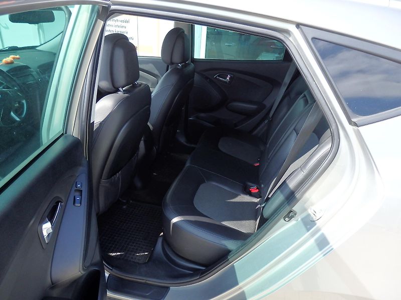 Hyundai ix35 2.0 16V DIGI. KLIMA,4X4, ZÁVĚS - fotka 7 z 16