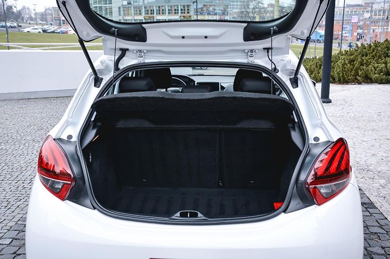Peugeot 208 (2019) Active 1.5 Bluehdi 1 MAJ ČR - fotka 14 z 25
